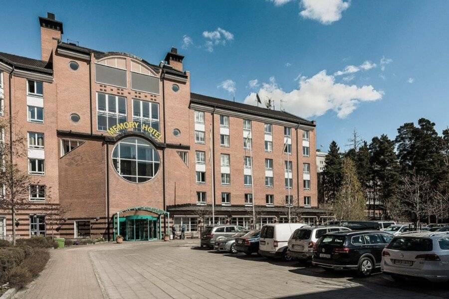 Memory Hotel facade,parking