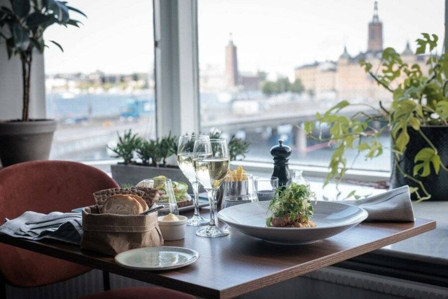 Hilton Slussen Hotel restaurant, ocean view