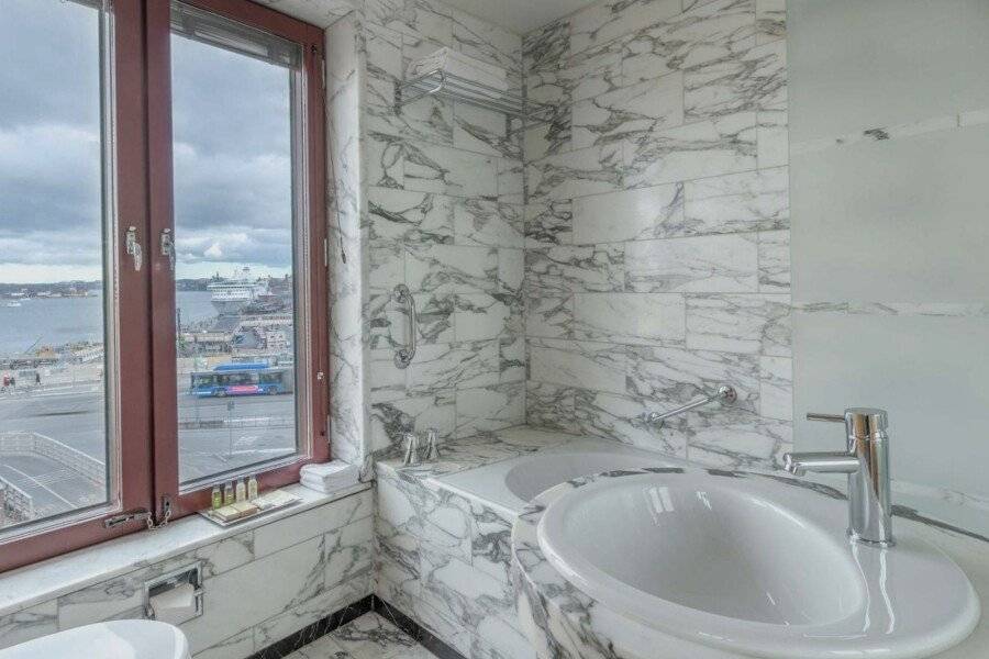 Hilton Slussen Hotel bathtub,ocean view