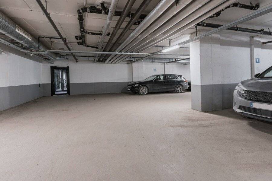 Courtyard by Marriott Kungsholmen parking