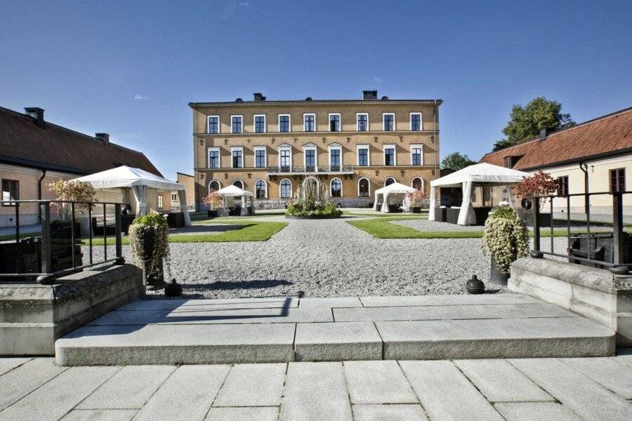 Ulfsunda Slott facade,garden