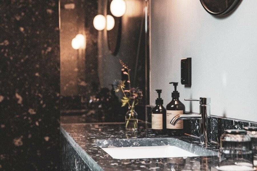 Backstage Hotel bathtub