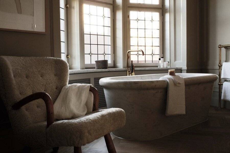 Ett Hem bathtub