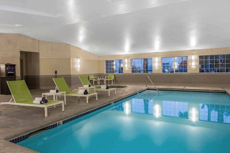 La Quinta Inn & Suites by Wyndham Nellis indoor pool