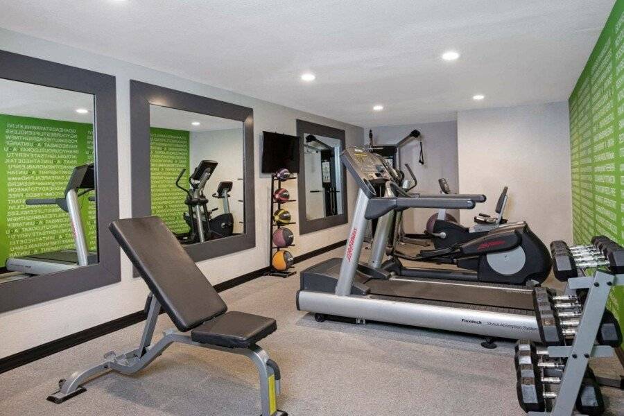 La Quinta Inn & Suites by Wyndham Nellis fitness centre