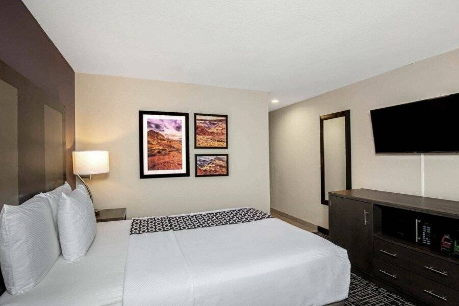 La Quinta Inn & Suites by Wyndham Nellis hotel bedroom