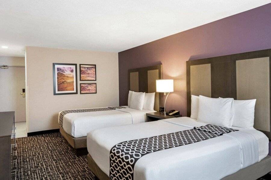 La Quinta Inn & Suites by Wyndham Nellis hotel bedroom