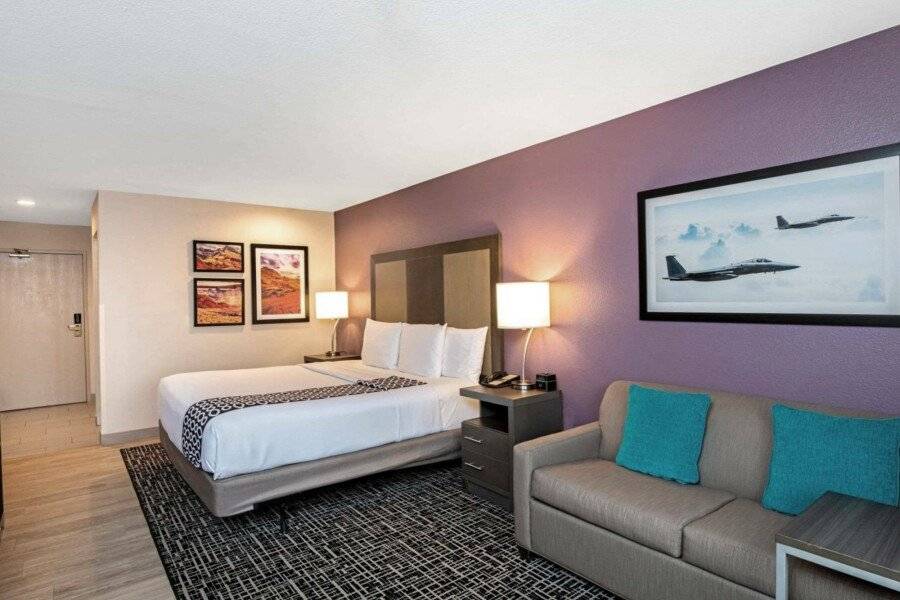 La Quinta Inn & Suites by Wyndham Nellis hotel bedroom