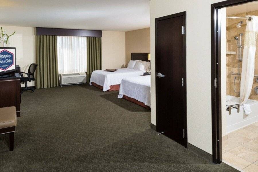 Hampton Inn & Suites South hotel bedroom,bathtub