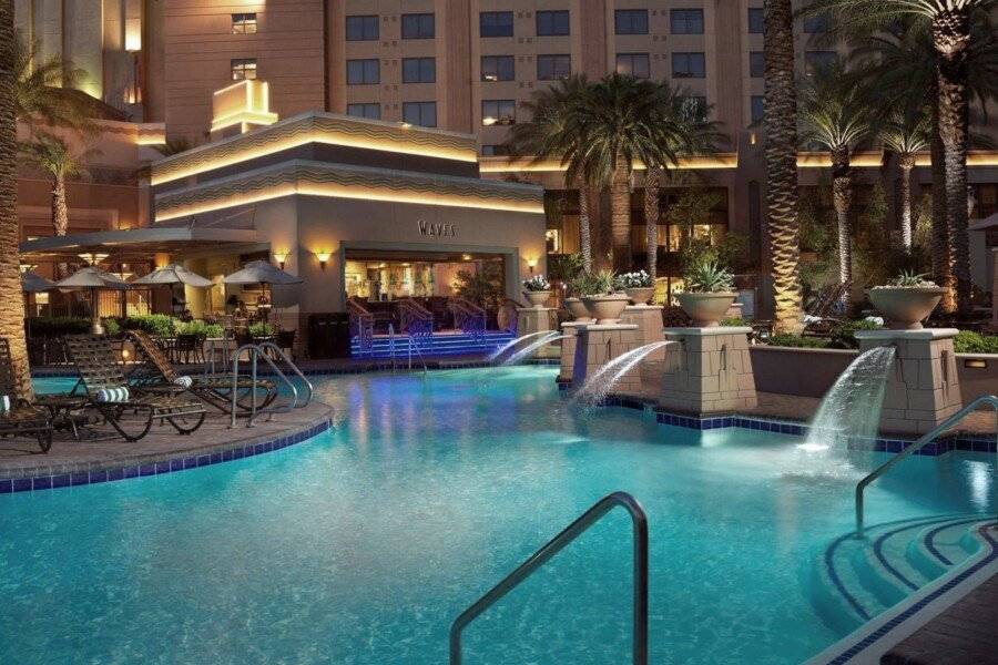 Hilton Grand Vacations Club on the Strip outdoor pool,bar,restaurant