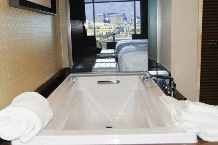 M Resort Spa & Casino bathtub