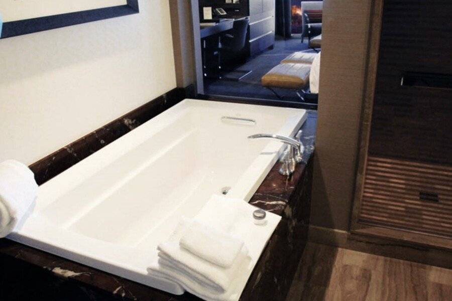 M Resort Spa & Casino bathtub