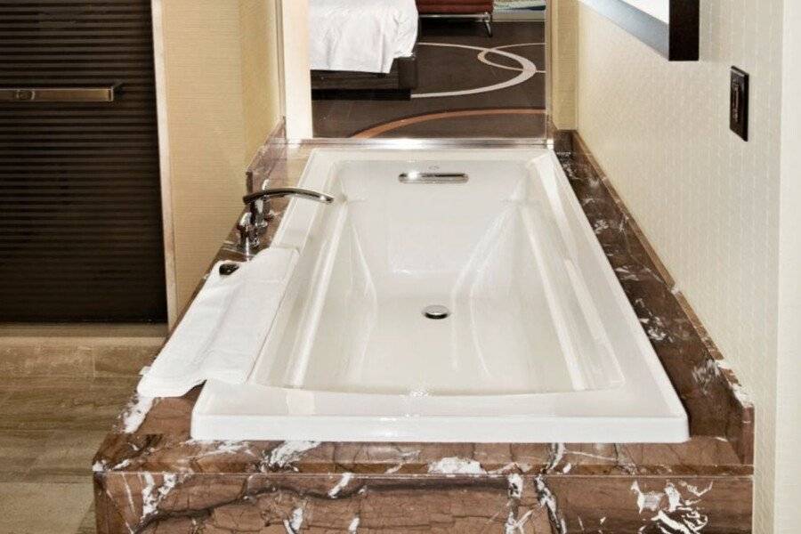 M Resort Spa & Casino bathtub