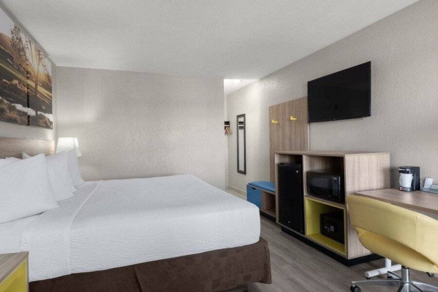 Days Inn by Wyndham Airport Near the Strip hotel bedroom