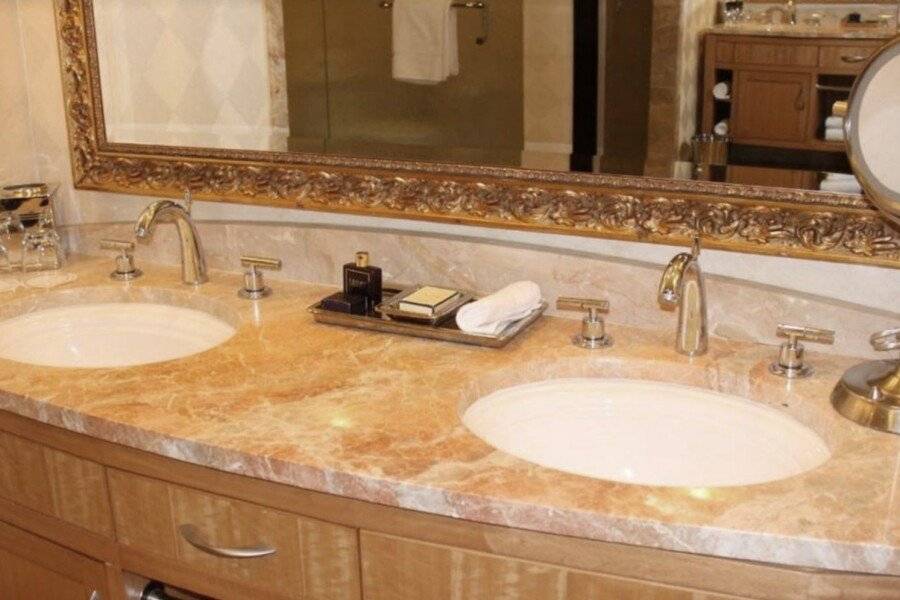 Trump International Hotel , hotel bedroom, bathtub, kitchen