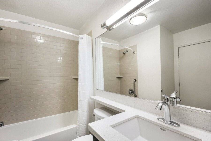 Sonesta Simply Suites Convention Center bathtub