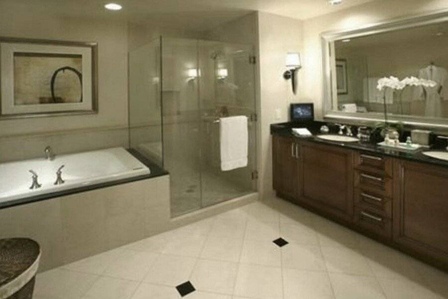 The Signature at MGM Grand - All Suites bathtub