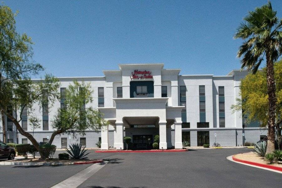 Hampton Inn & Suites Airport facade