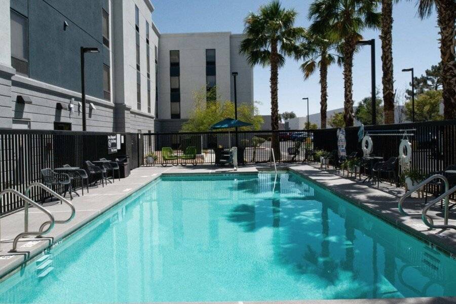 Hampton Inn & Suites Airport outdoor pool