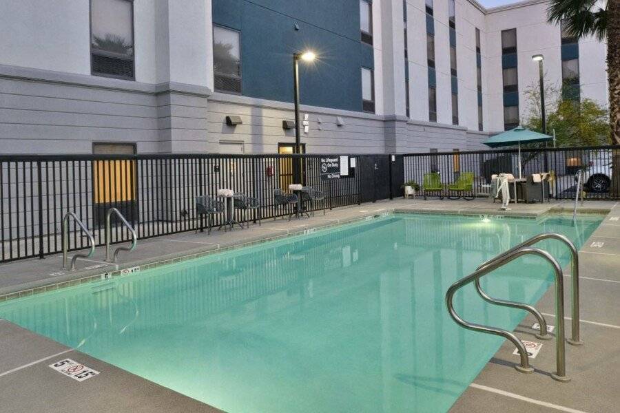 Hampton Inn & Suites Airport outdoor pool