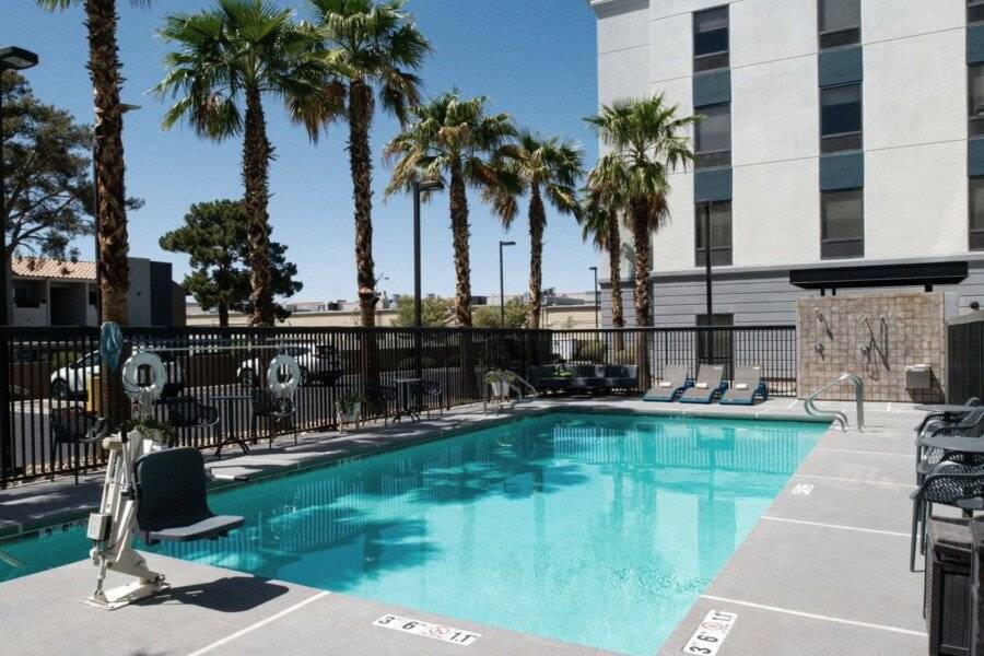 Hampton Inn & Suites Airport outdoor pool