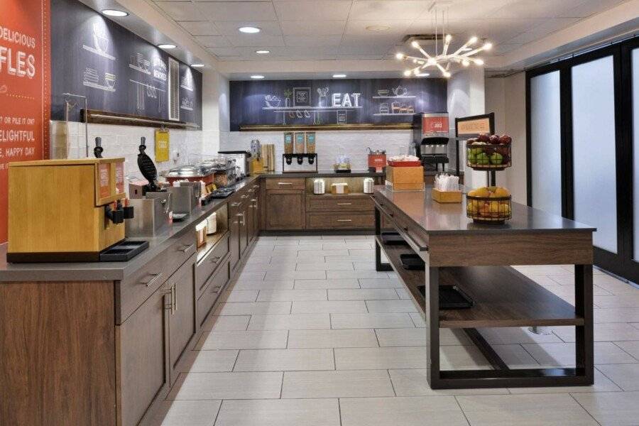 Hampton Inn & Suites Airport restaurant, breakfast