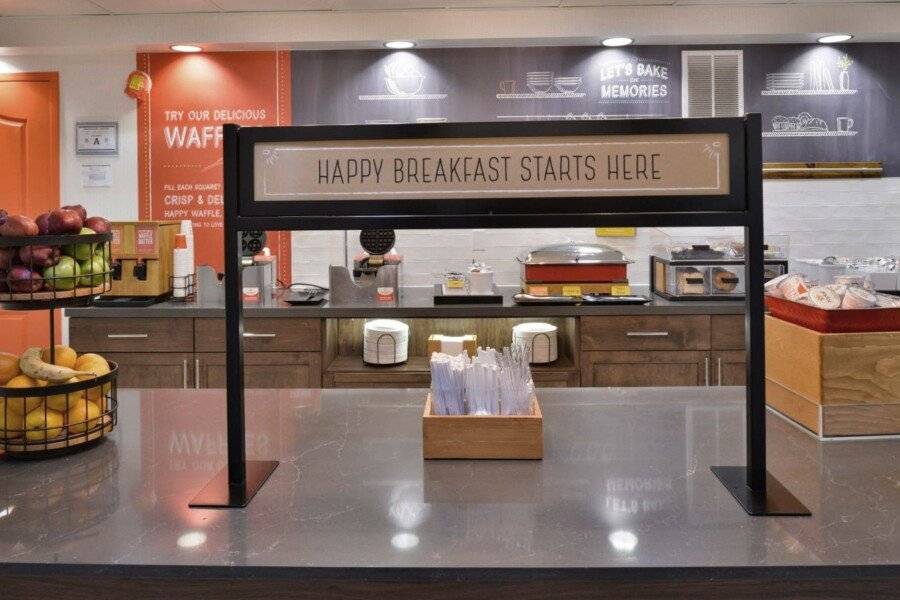 Hampton Inn & Suites Airport breakfast