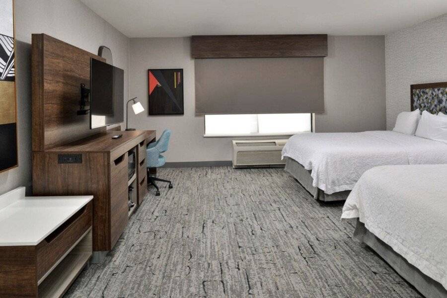 Hampton Inn & Suites Airport hotel bedroom