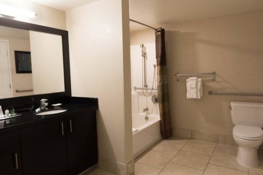 The Carriage House hotel bedroom,bathtub