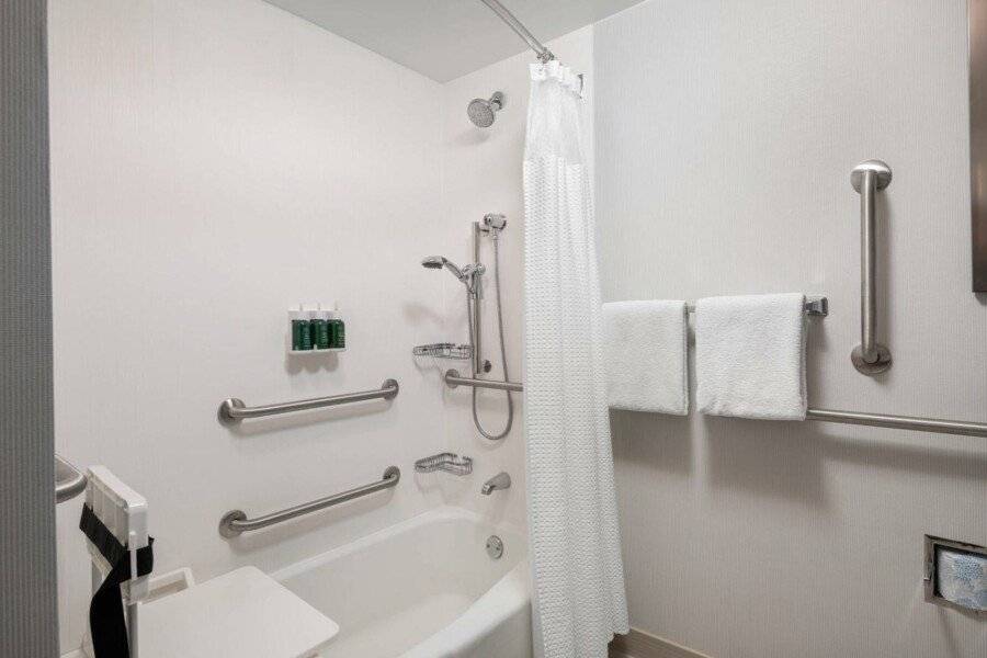 Courtyard by Marriott Convention Center bathtub