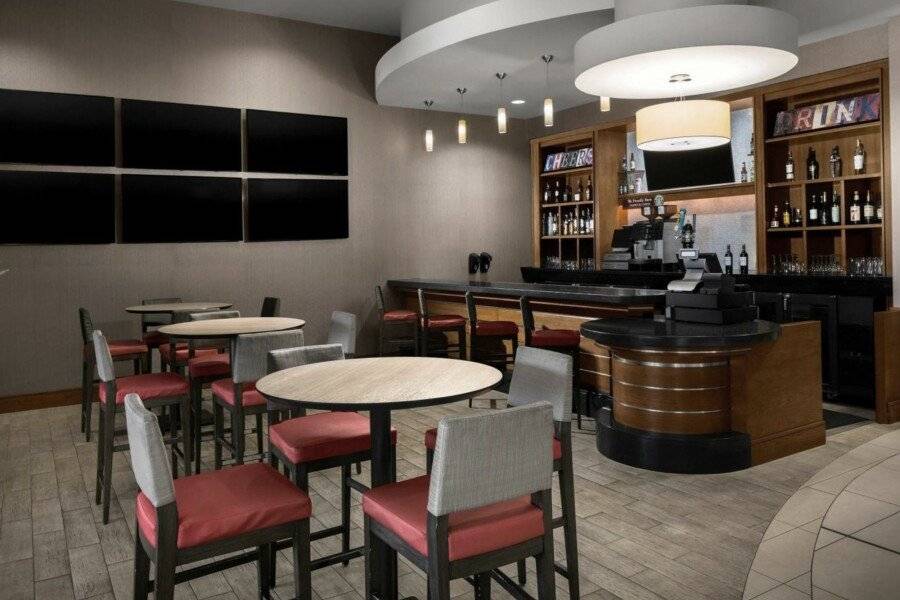 SpringHill Suites by Marriott Convention Center restaurant, bar