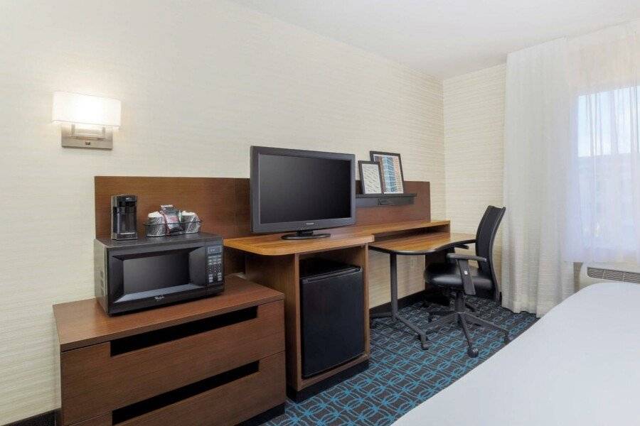 Fairfield by Marriott Inn & Suites Stadium Area hotel bedroom