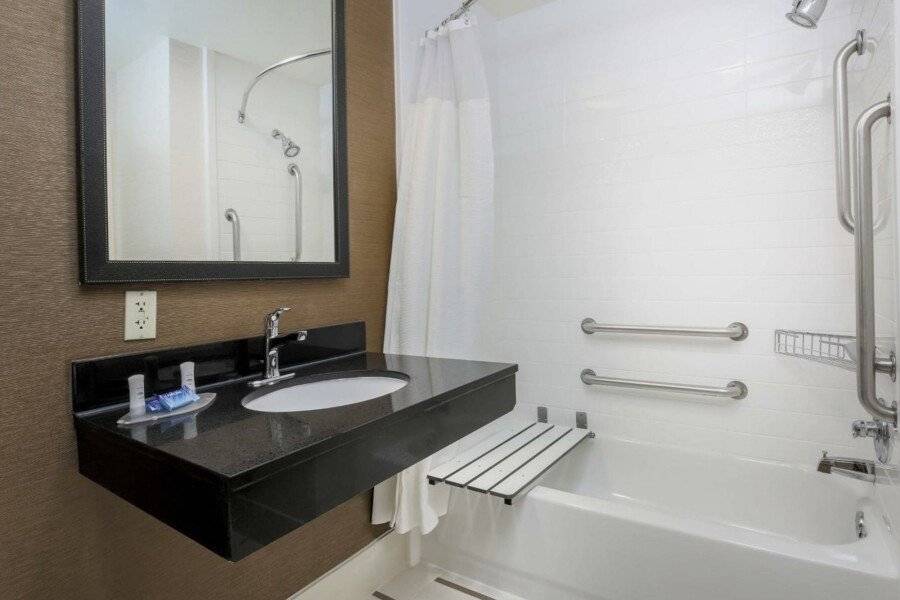 Fairfield by Marriott Inn & Suites Stadium Area bathtub