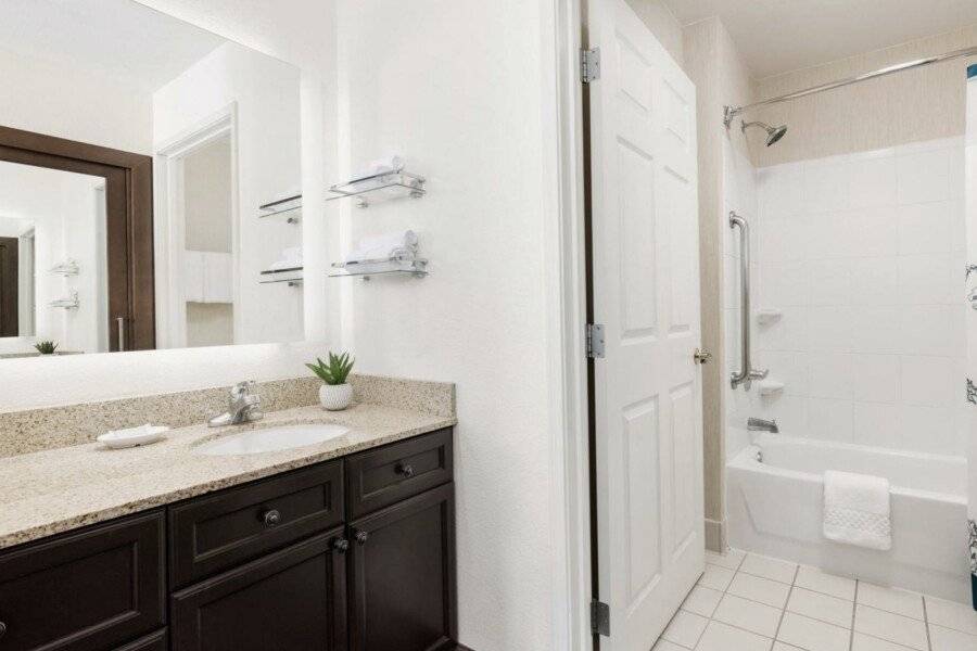 Residence Inn By Marriott Stadium Area bathtub