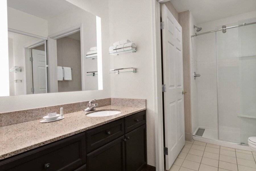 Residence Inn By Marriott Stadium Area bathtub