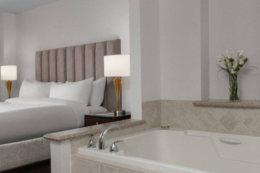 Marriott's Grand Chateau hotel bedroom,bathtub