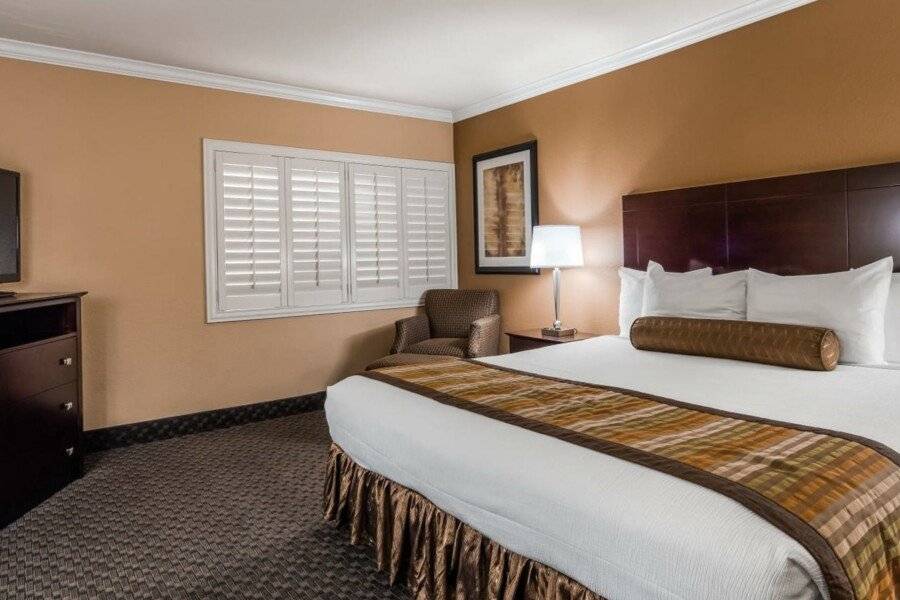 Best Western Plus Casino Royale - Center Strip hotel bedroom