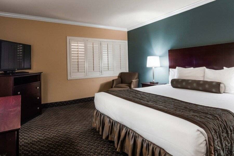 Best Western Plus Casino Royale - Center Strip hotel bedroom