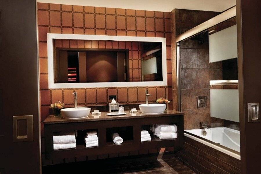 Golden Nugget Hotel & Casino bathtub