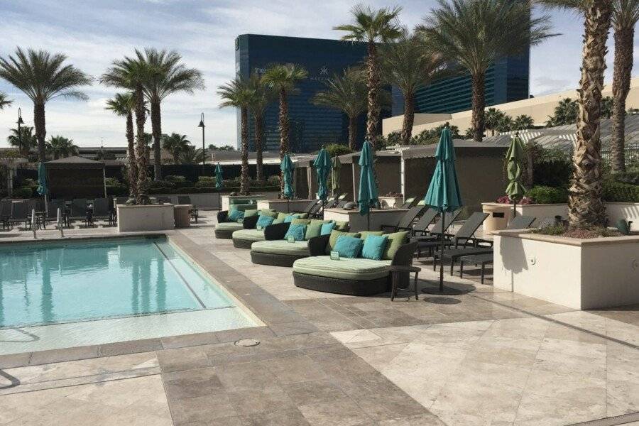 Luxury Suites International at The Signature outdoor pool