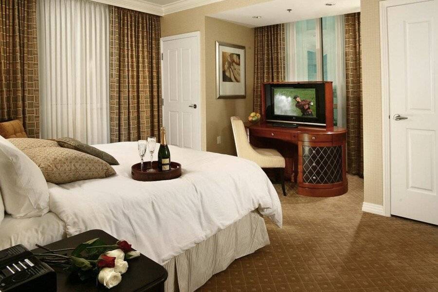 Luxury Suites International at The Signature hotel bedroom