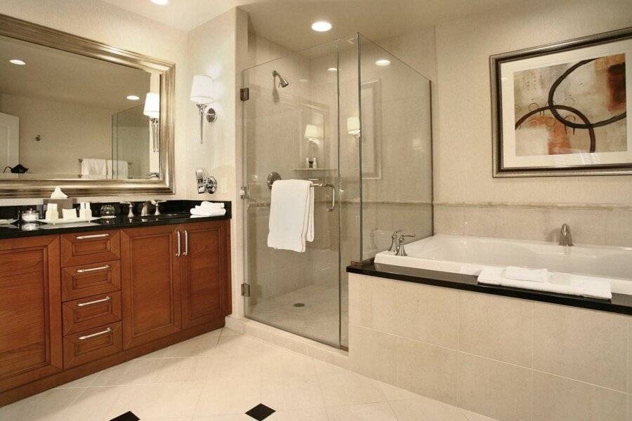 Luxury Suites International at The Signature bathtub