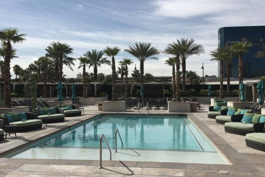 Luxury Suites International at The Signature outdoor pool