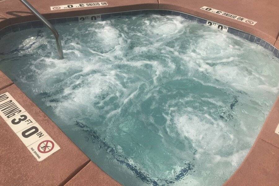 Skyline Hotel and Casino jacuzzi,