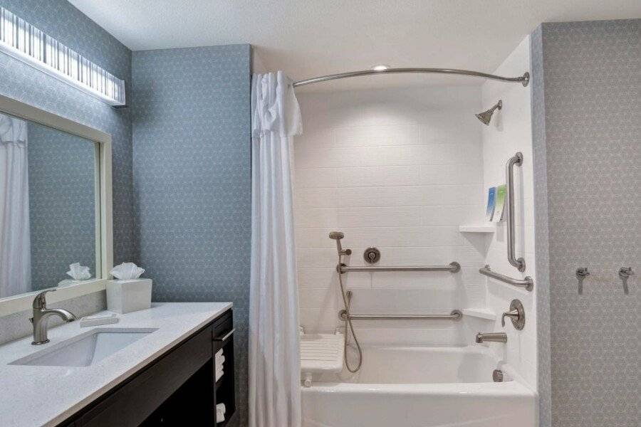 Home2 Suites By Hilton Las Vegas Strip South bathtub