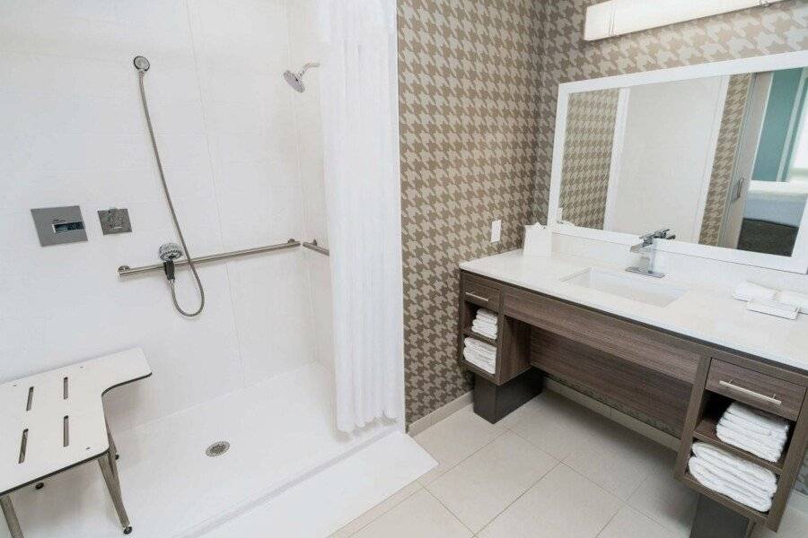 Home2 Suites by Hilton Las Vegas Stadium District bathtub