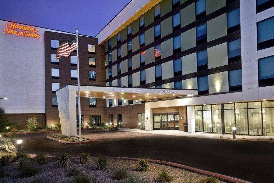 Hampton Inn & Suites Convention Center - No Resort Fee facade