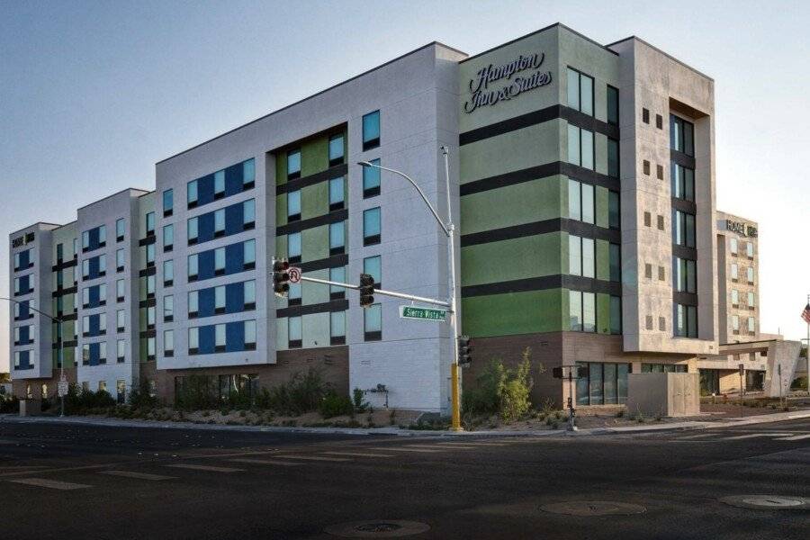 Hampton Inn & Suites Convention Center - No Resort Fee facade