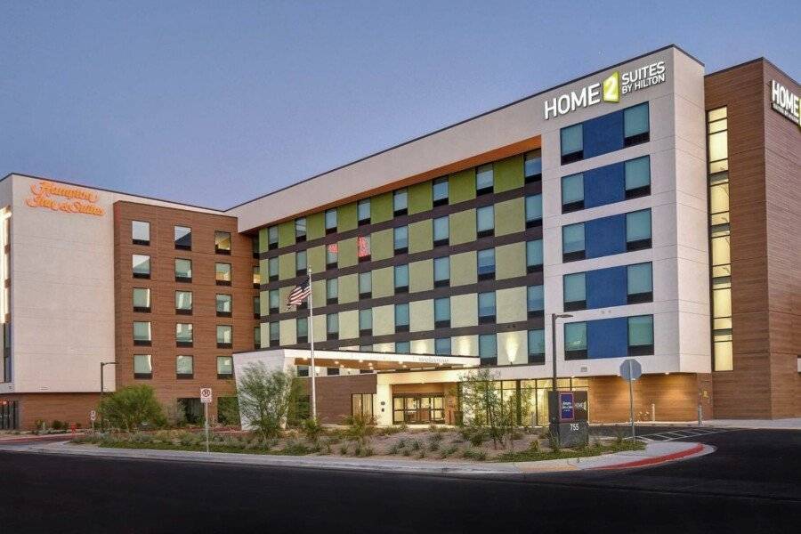 Hampton Inn & Suites Convention Center - No Resort Fee facade