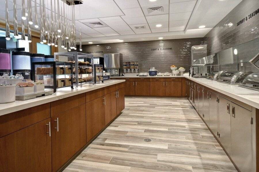 Hampton Inn & Suites Convention Center - No Resort Fee restaurant, breakfast